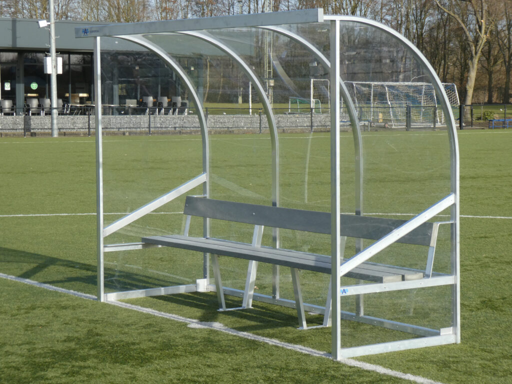 Wat is polycarbonaat? Eigenschappen, voordelen en toepassingen 6 Robuuste aluminium dugouts kopen met slagvast dubbelzijdig UV-bestendig polycarbonaat van 3 mm dikte, perfect voor voetbalvelden en voorzien van een eenvoudige montage met 5 jaar garantie op de constructie.